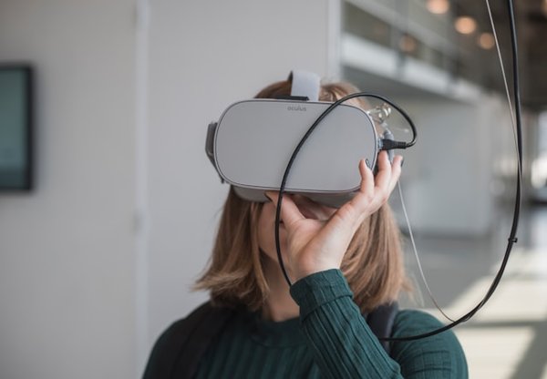 Quelles sont les meilleures pratiques pour concevoir des jeux de plateforme en VR avec des mécaniques de mouvement innovantes?